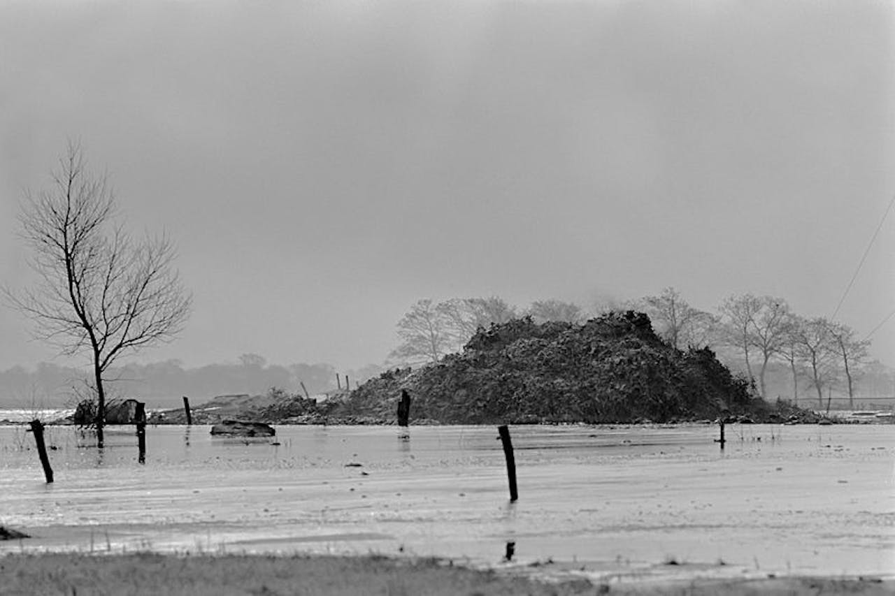 Het ondergelopen gebied rond de krater, na de blow-out in Sleen. Foto van 3 december 1965.