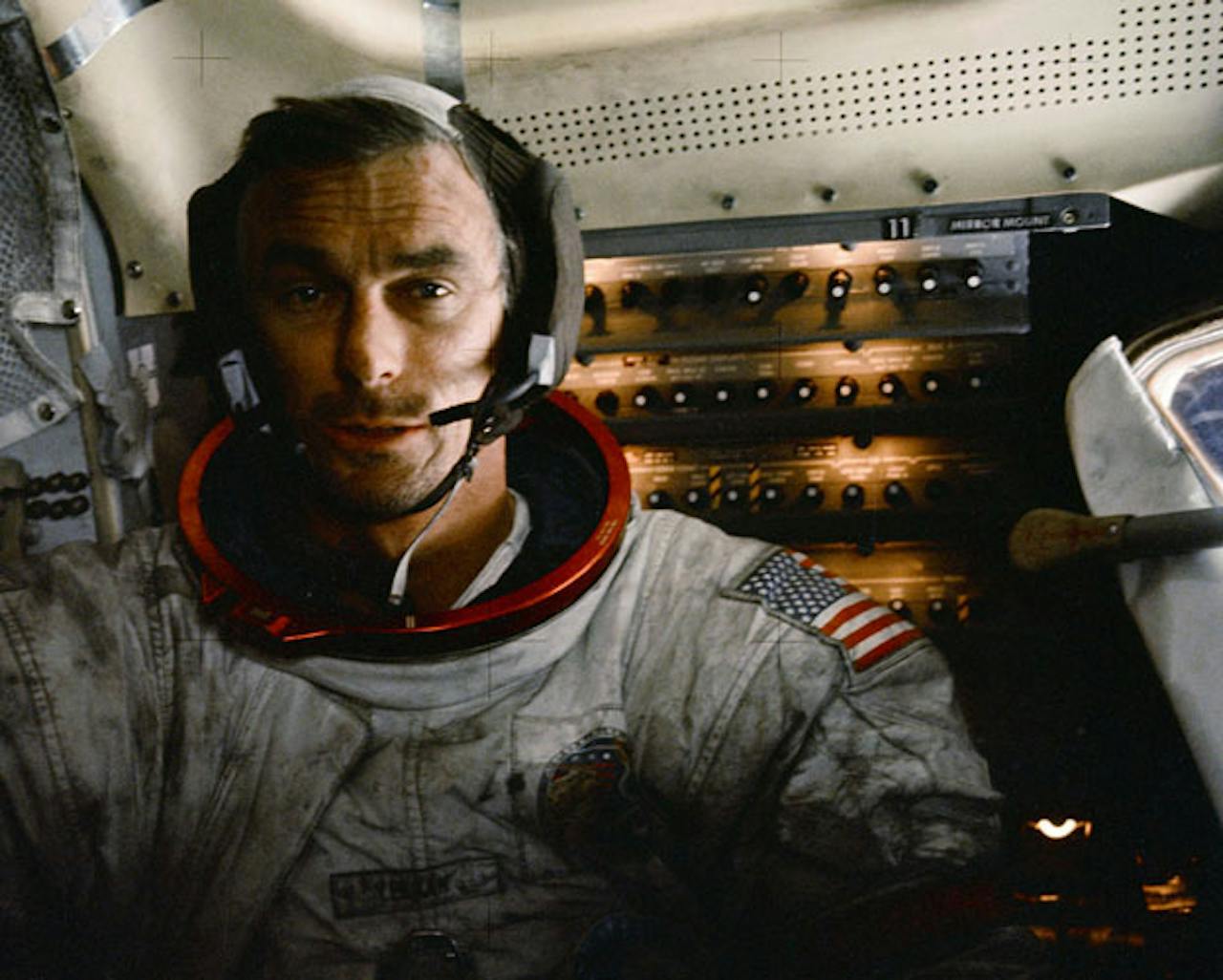 Een wat stoffige Eugene Cernan na zijn maanwandeling.