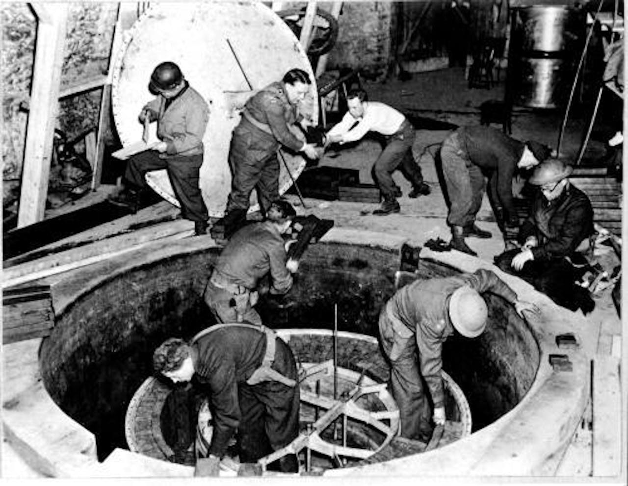 Een zwart-witfoto van het team van Alsos ontmantelt de uraniummachine in een grot in Haigerloch.