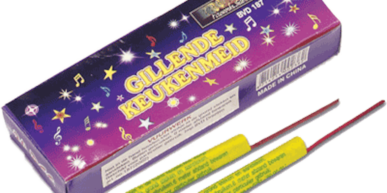 Een doosje met gillende keukenmeiden vuurwerk. Naast het doosje zijn twee losse pijlen afgebeeld.