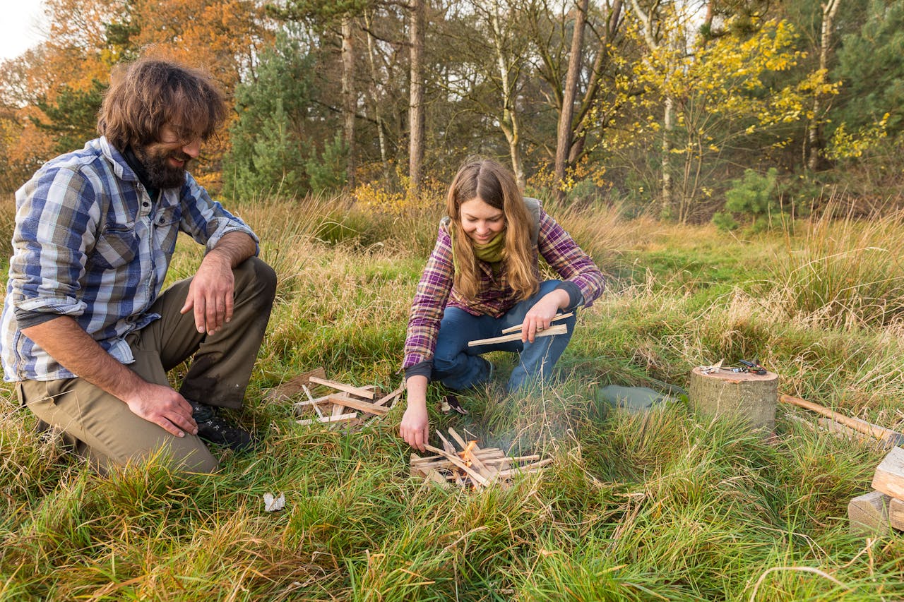 Gina en Koen maken vuur in de Nederlandse wildernis.