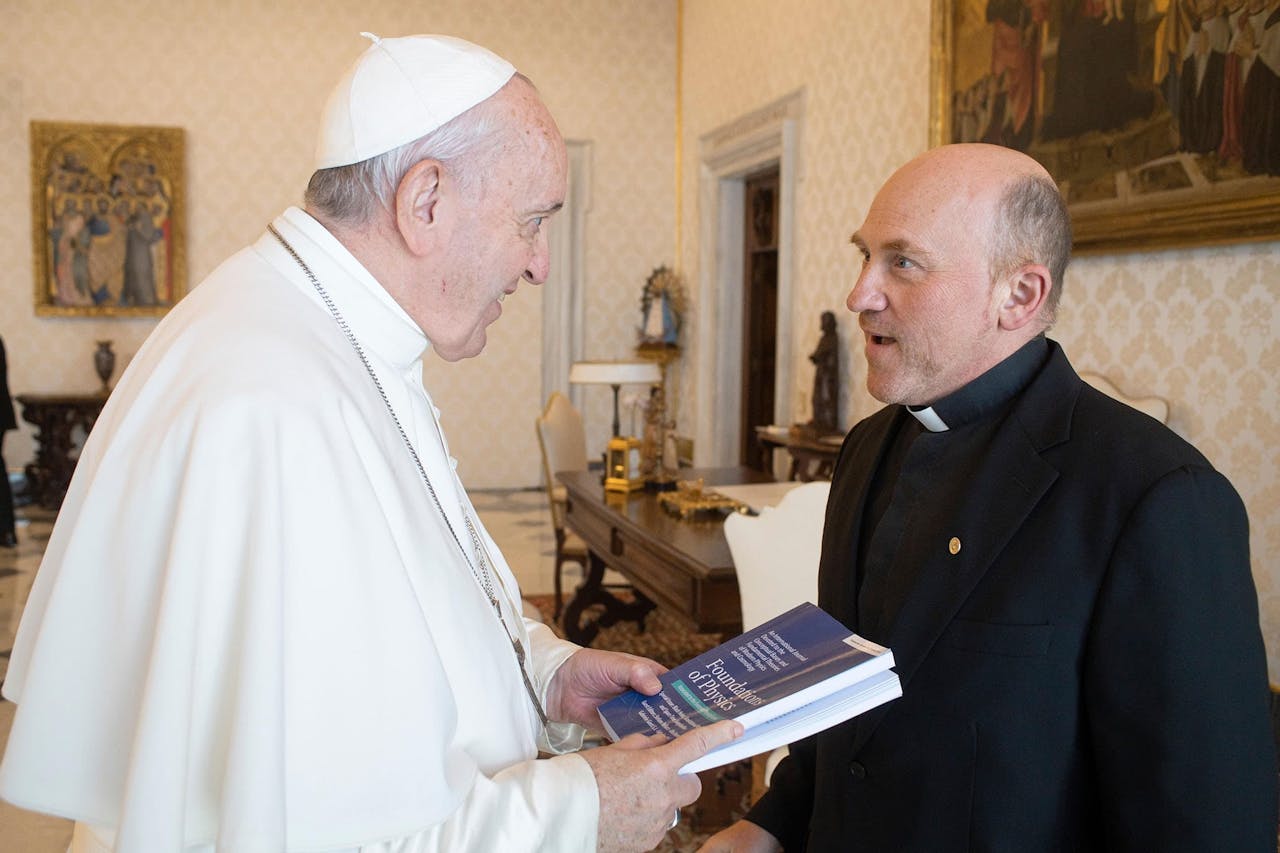 Paus Franciscus en sterrenkundige Gabriele Gionti.