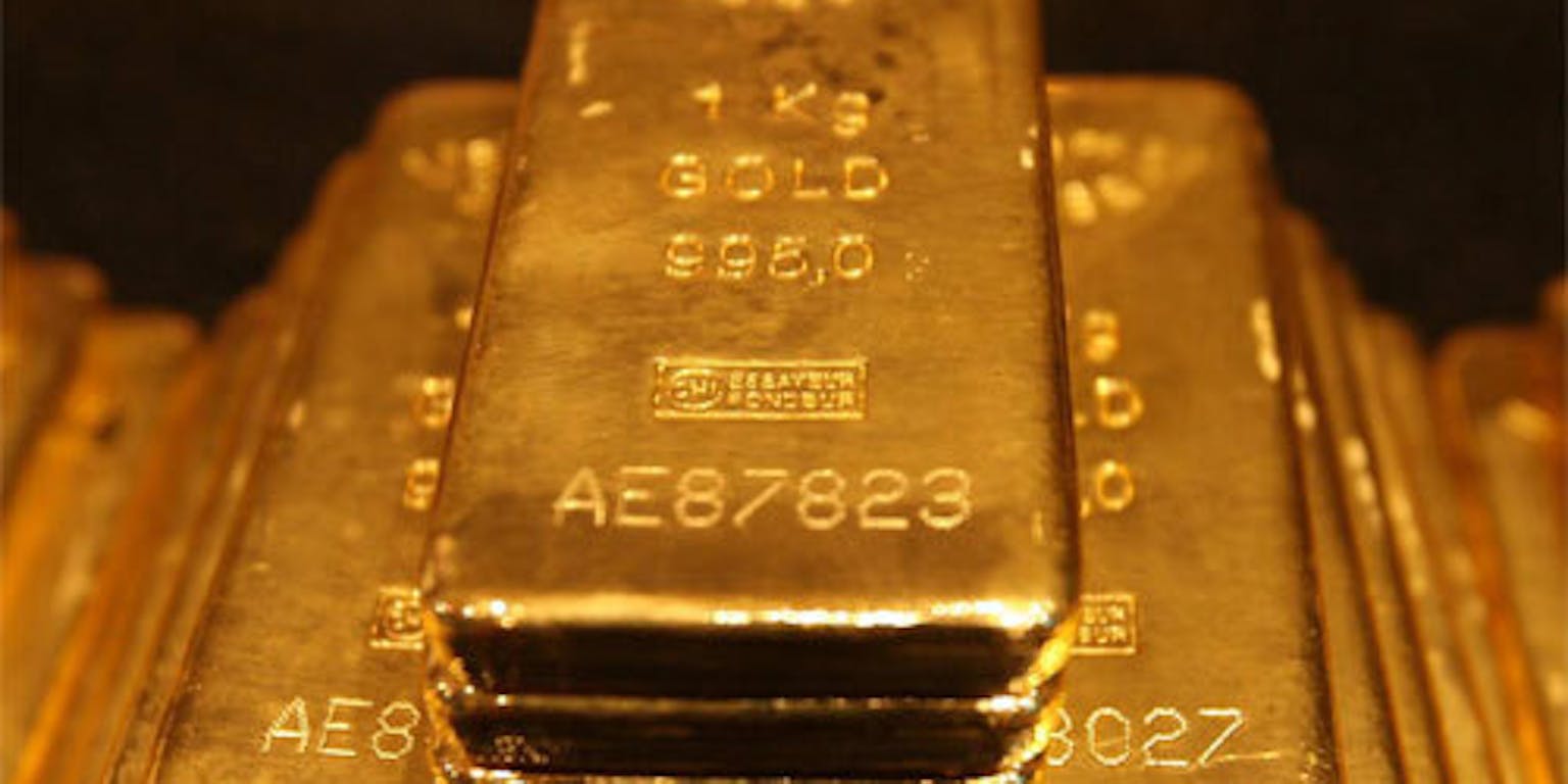 Goudstaven worden op elkaar gestapeld.