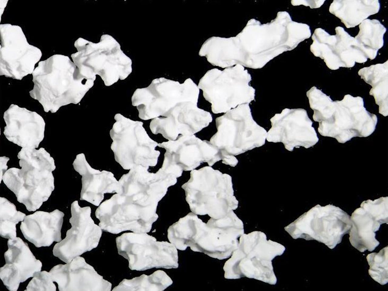 Korreltjes calciumfosfaat dekken gaten in het bot af.