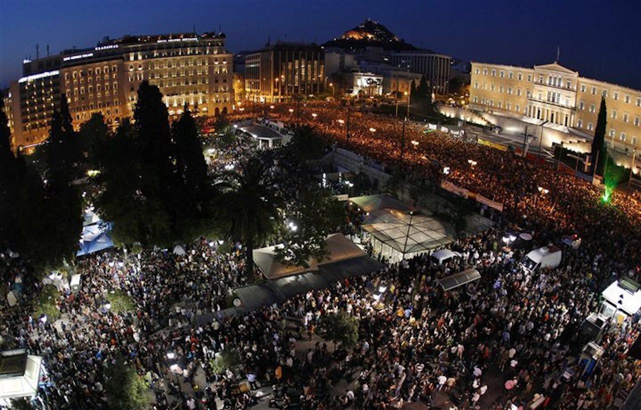 Massaprotesten tegen verdere bezuinigingen voor het parlementsgebouw in Athene in 2001.