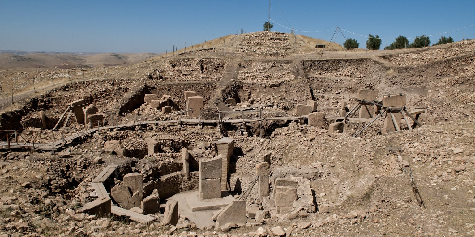 De ruïnes van Göbekli Tepe op een rotsachtige heuvel.
