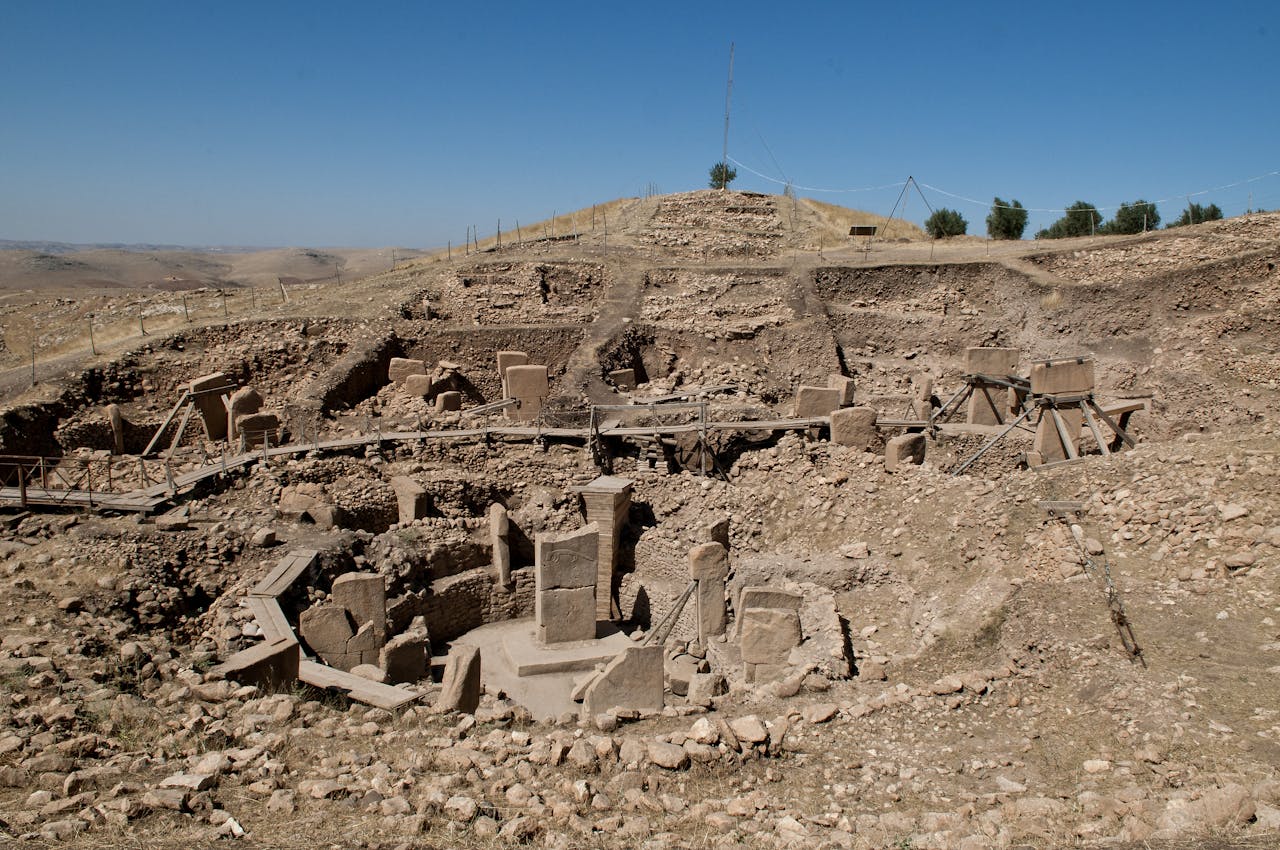 De ruïnes van Göbekli Tepe op een rotsachtige heuvel.
