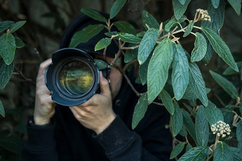 Chrisje Brants: “Journalisten horen niet aan waarheidsvinding te doen in strafzaken” Fotograaf met telelens in de bosjes