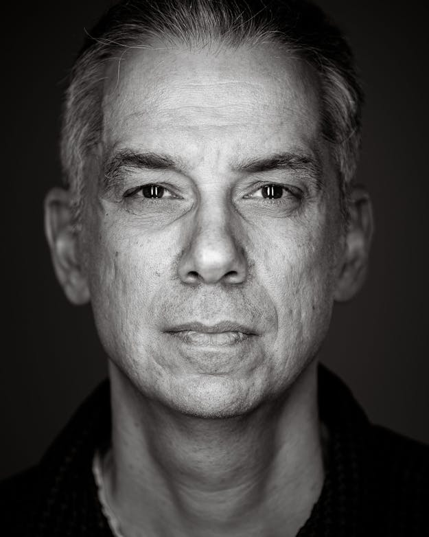 Lee McIntyre: “De afgelopen jaren heb ik wetenschap verdedigd tegen barbaren die het fort van buiten aanvallen. Ik ben nu op een punt in mijn leven waar ik dezelfde maatstaf probeer toe te passen binnen het fort.” Zwartwit portret van Lee McIntyre