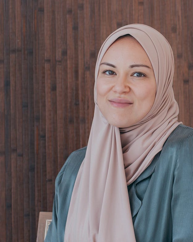 “Ook in religie is kennis altijd feilbaar. De bronnen zijn niet feilbaar, maar er zijn altijd verschillende interpretaties mogelijk”, stelt Warda El-Kaddouri. Portret van Warda El-Kaddouri