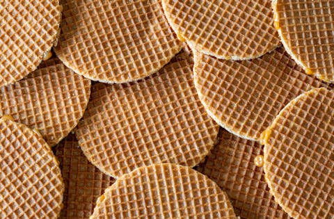De ene stroopwafel zal net wat meer stroop bevatten dan de andere, en dus ook meer calorieën. Stapel stroopwafels