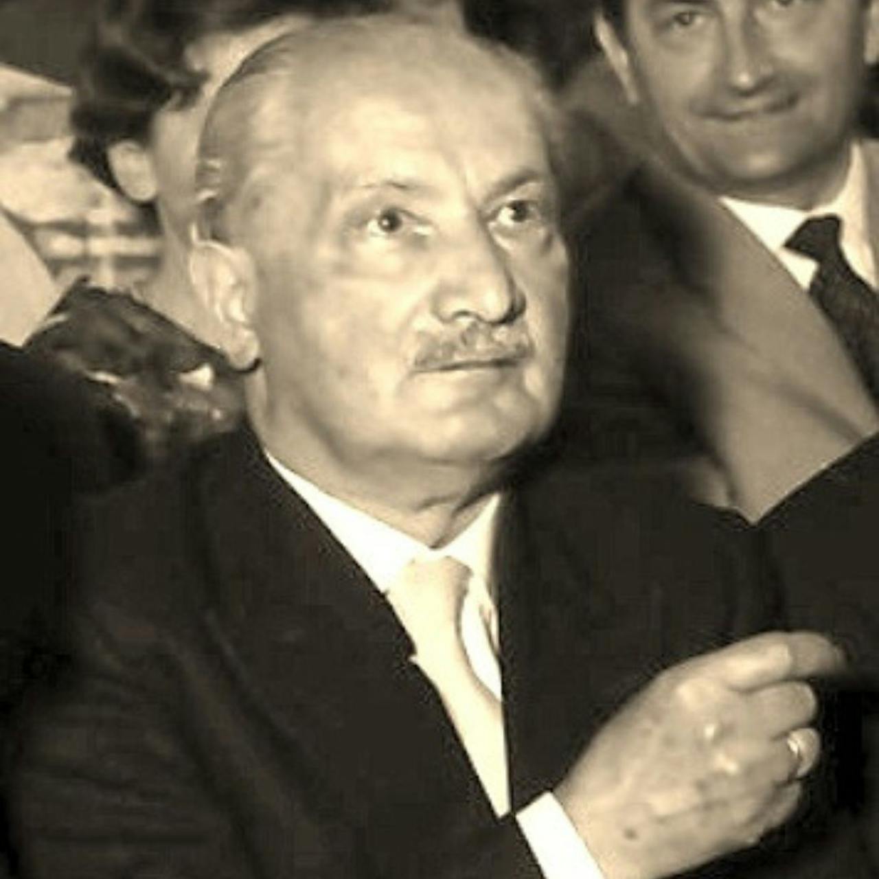 portret van de Duitse filosoof Martin Heidegger