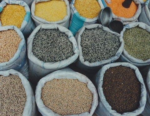 Zakken met verschillende soorten peulvruchten.