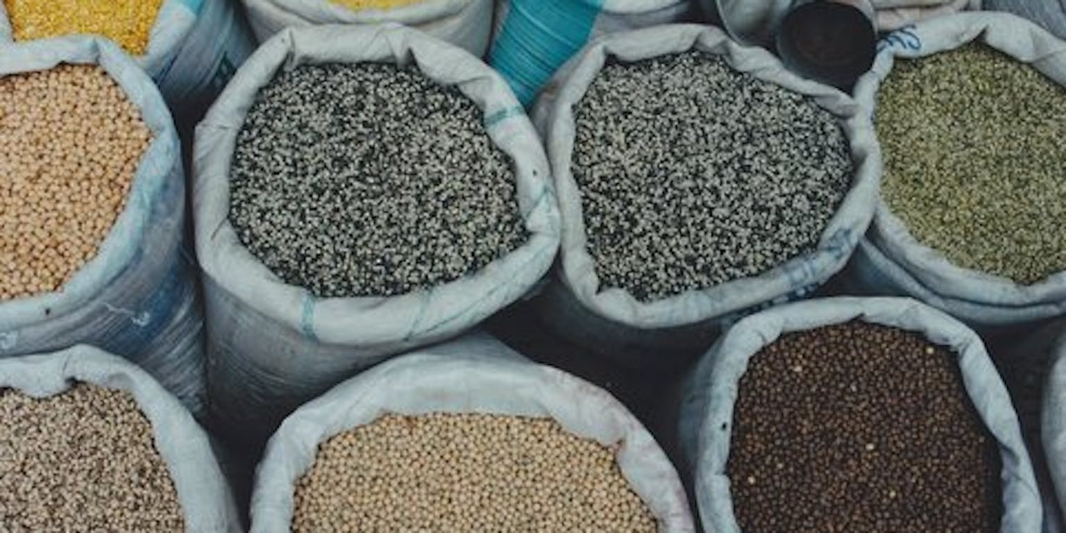 Zakken met verschillende soorten peulvruchten.