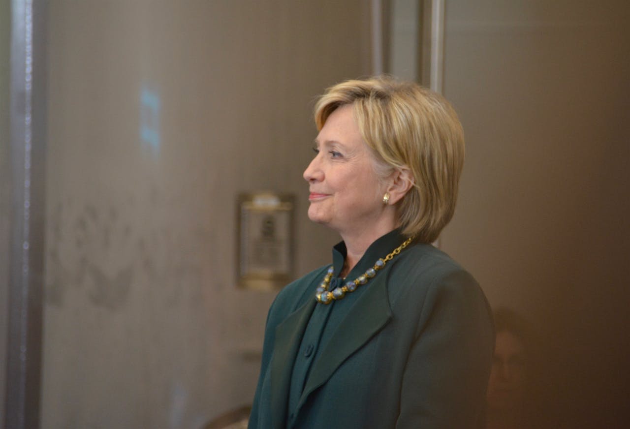 Clinton heeft het imago afstandelijk en weinig benaderbaar te zijn. Om dat (voor)oordeel te veranderen ondernam ze onder meer de Breaking Down Barrier Tour om met ‘gewone’ Amerikanen te praten over hun zorgen en wensen. In foto’s die gebruikt worden in haar campagne, zoals deze, wordt ze bovendien vaak geportretteerd als iemand met een krachtige, maar ook fijngevoelige uitstraling.