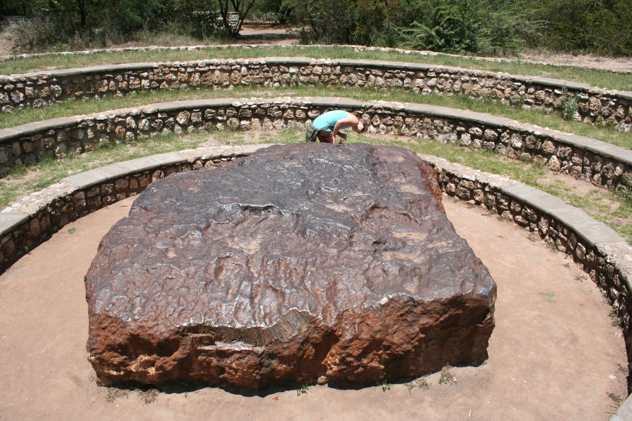 Een grote meteoriet in het midden van een cirkelvormig gebied.