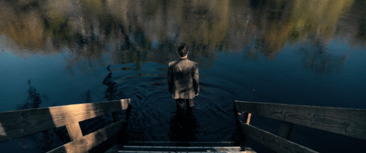 Een illustratie van een man in pak. De man staat in het water.