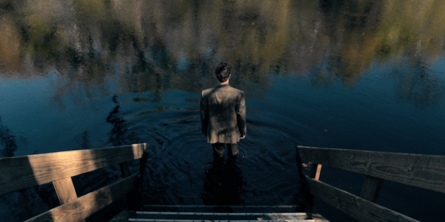 Een illustratie van een man in pak. De man staat in het water.