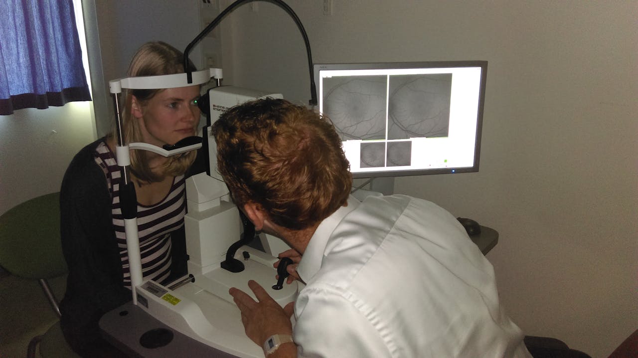 Jurre den Haan maakt een oogscan van het linkeroog van Aleid van de Kreeke. Inmiddels is bij tien patiënten met behulp van gekleurd licht gezocht naar de aanwezigheid van Alzheimer-eiwit op het netvlies. Een arts maakt een oogscan bij een patiënt.
