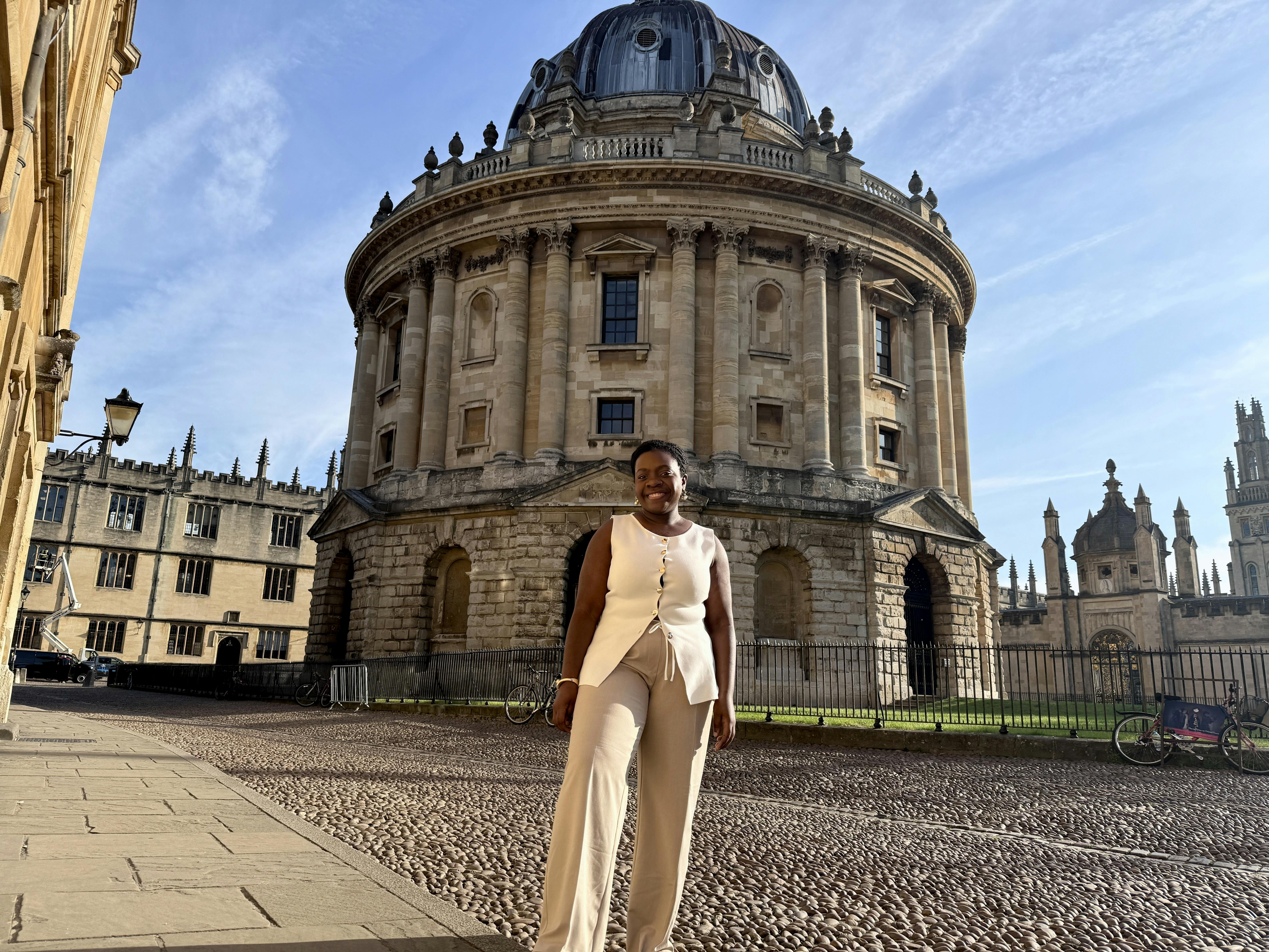 Nozizwe Dube voor Radcliffe Camera, één van de bibliotheken van Oxford University