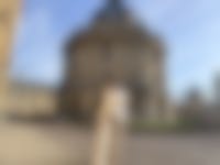 Nozizwe Dube voor Radcliffe Camera, één van de bibliotheken van Oxford University