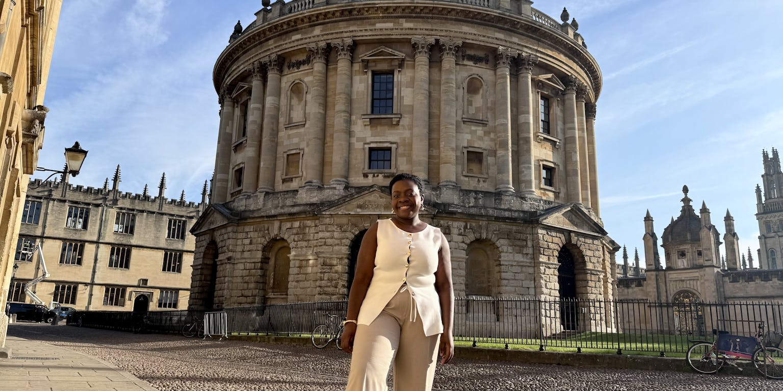 Nozizwe Dube voor Radcliffe Camera, één van de bibliotheken van Oxford University