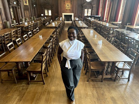 Nozizwe Dube in de hal van Somerville College, Oxford University. sommerville college oxford met Nozizwe Dube in de hal