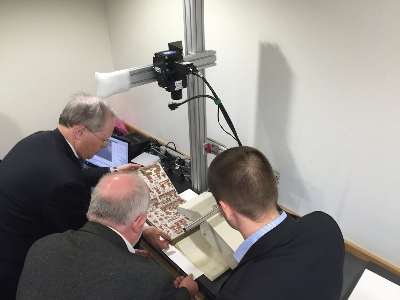 David Howell, Dr. Bruce Barker-Benfield (die heeft de codex in handen) en Ludo Snijder (rechts), bezig met het scannen van de Codex Añute