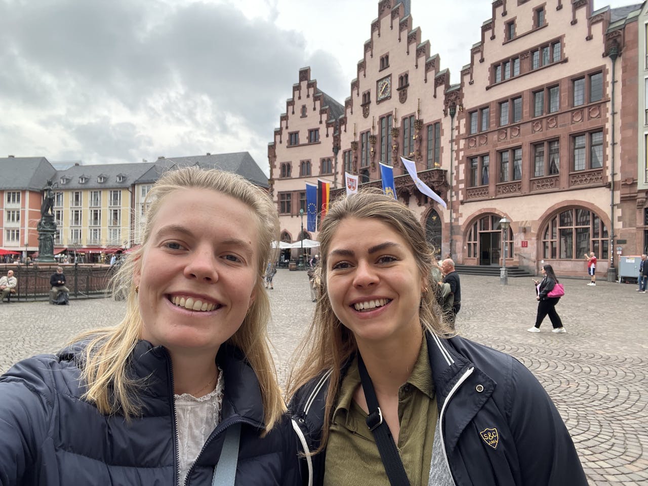 Antonia Becker en Emy van der Valk Bouman tijdens hun schrijfweek in Duitsland