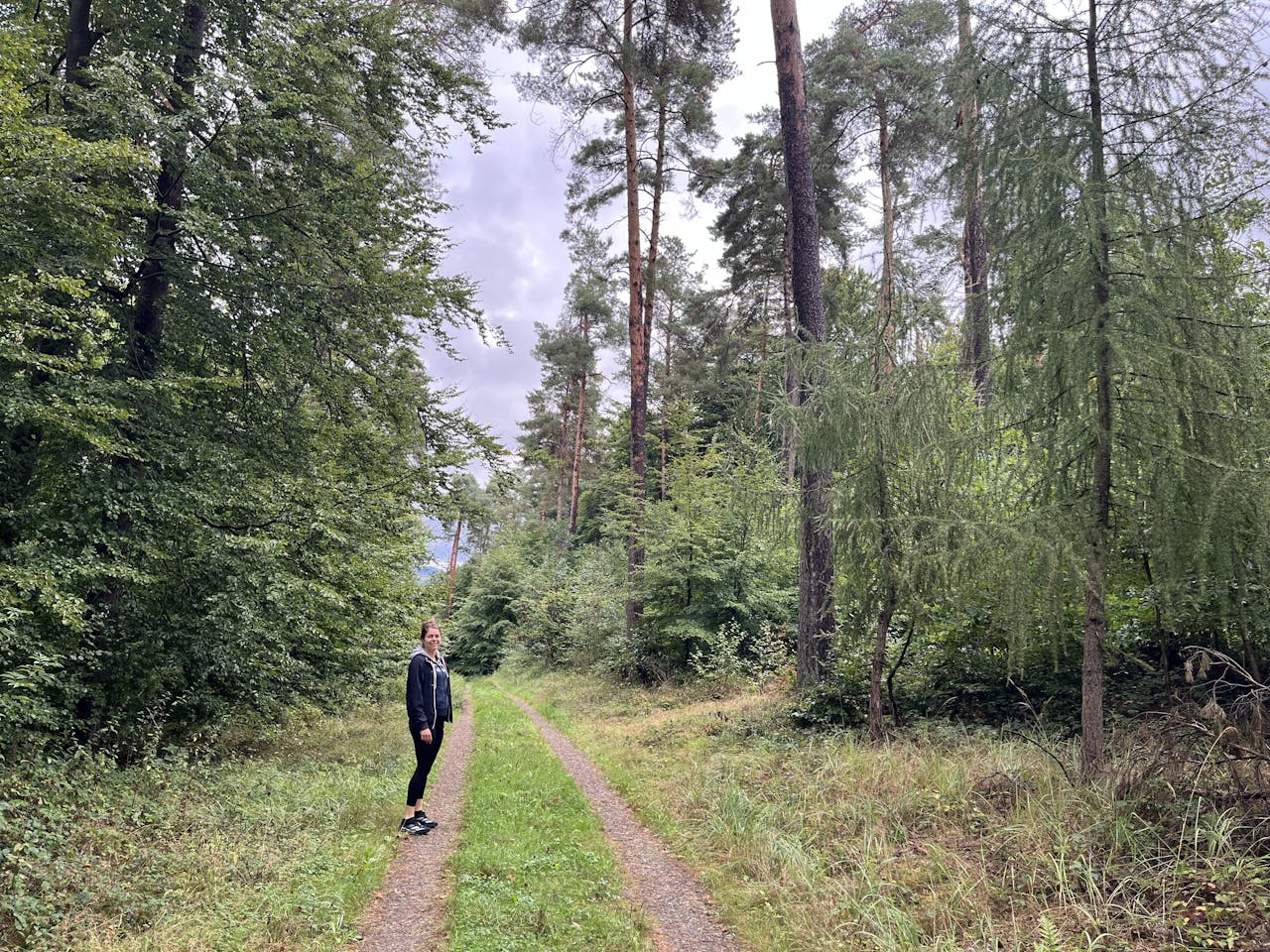 Antonia Becker tijdens schrijfweek in Duitsland, wandelend door de natuur