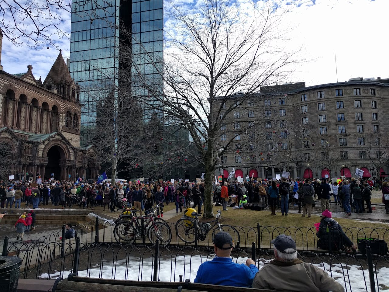 Zondag 19 februari vond in Boston een mars voor de wetenschap plaats. Een grote groep mensen staat voor een gebouw.