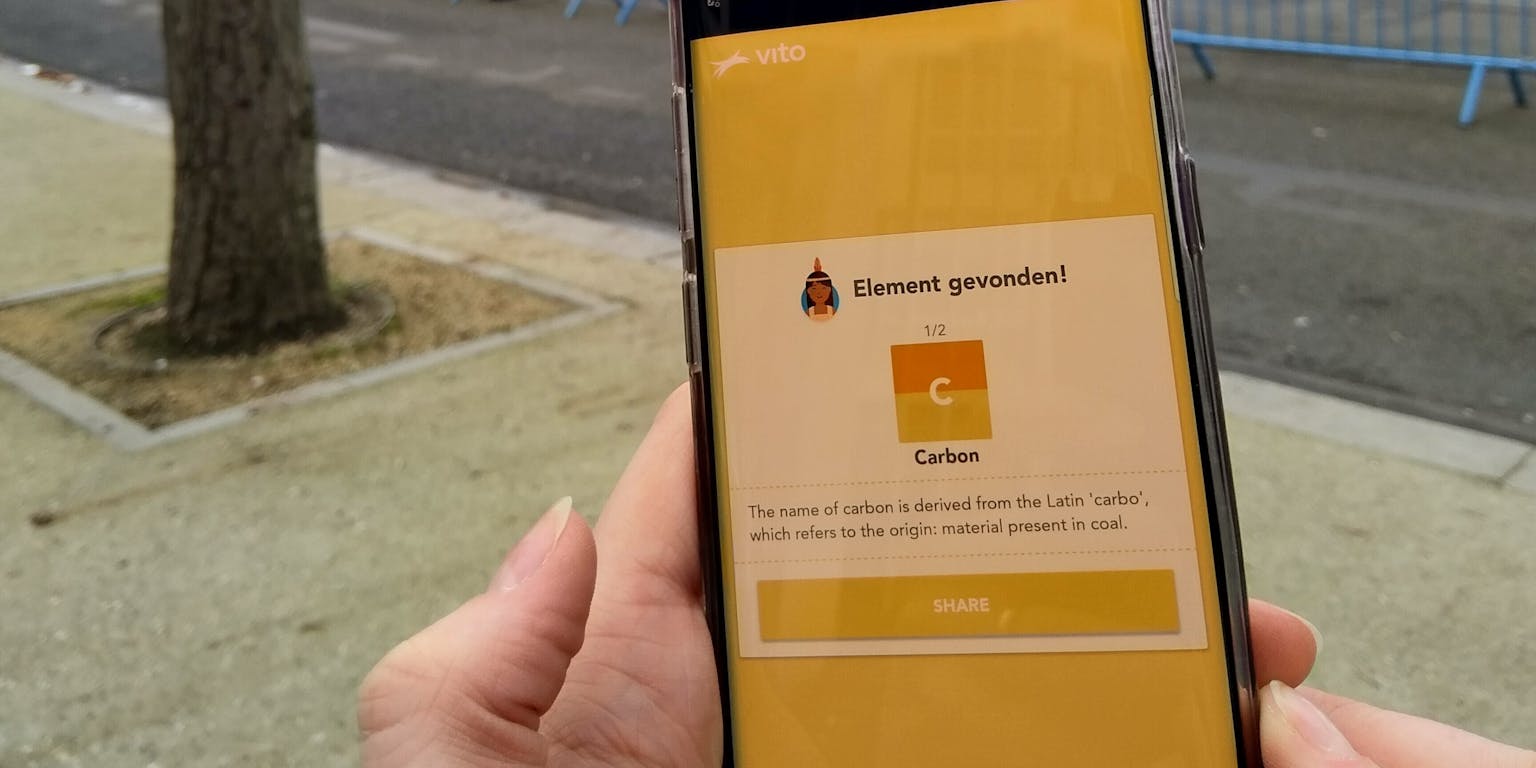 Een persoon die een smartphone vasthoudt met een geel vergrendelscherm.