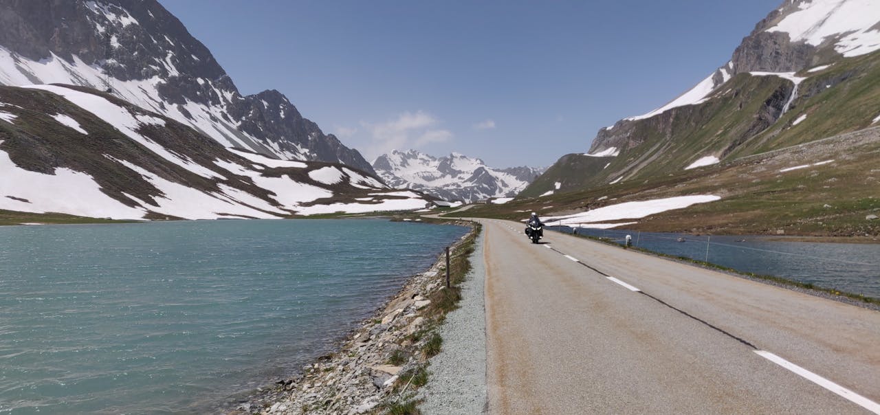 Afdalen met een overweldigend uitzicht op de bergen in Zwitserland