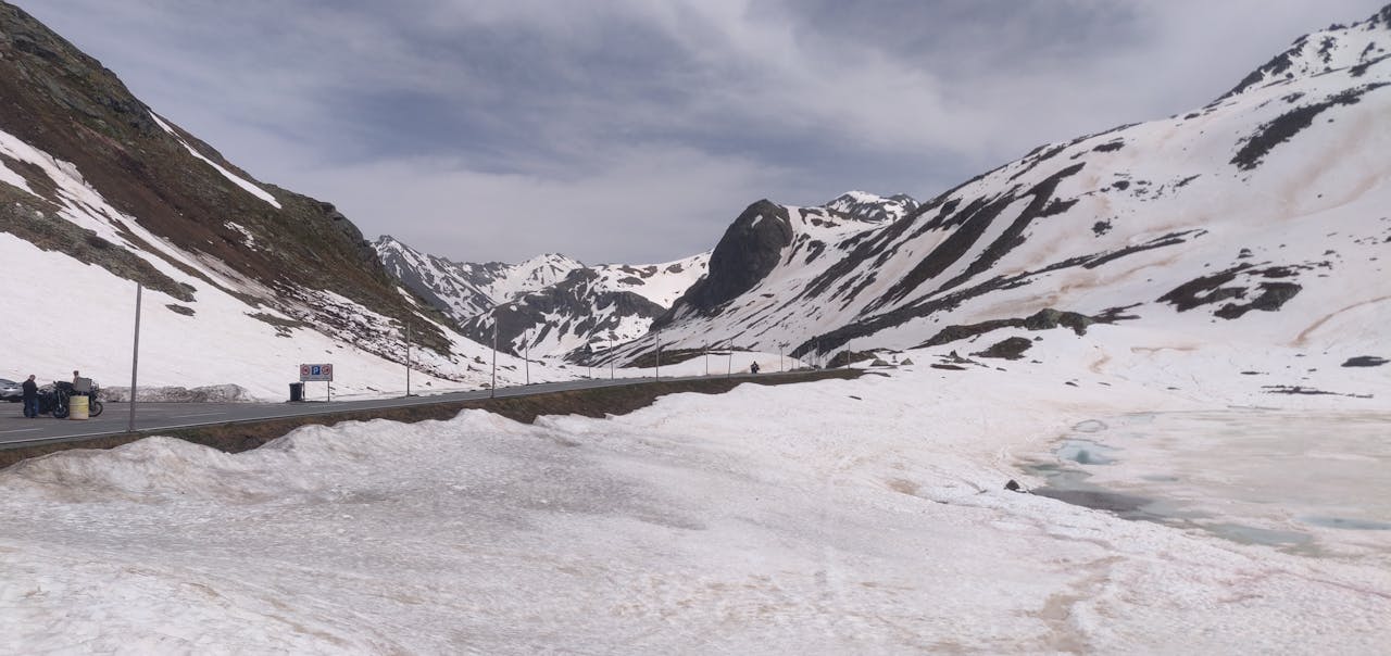 sneeuw de Flüelapas in zwitseland, midden in juni