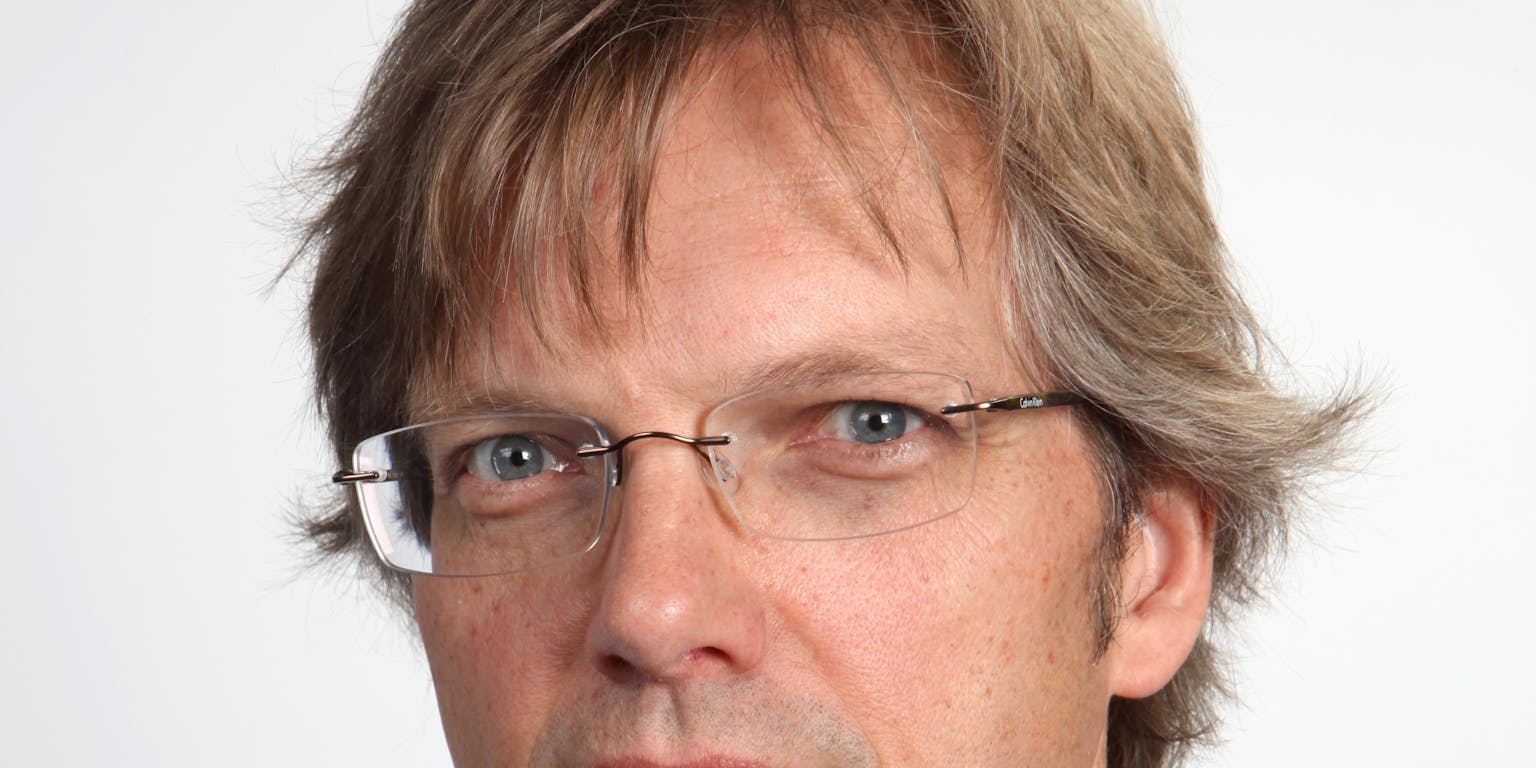 Portretfoto van historicus Henk Kern.