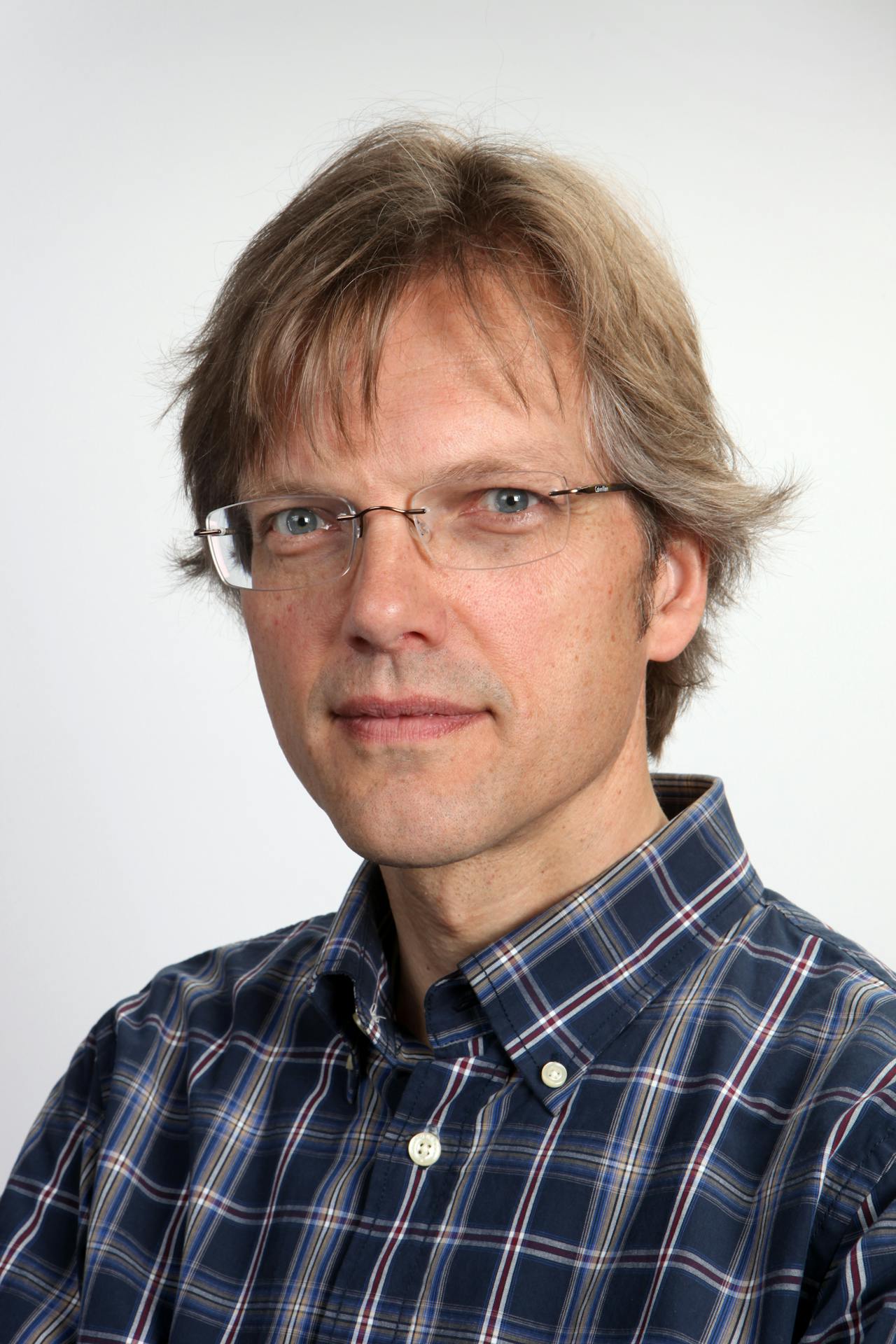 Portretfoto van historicus Henk Kern.