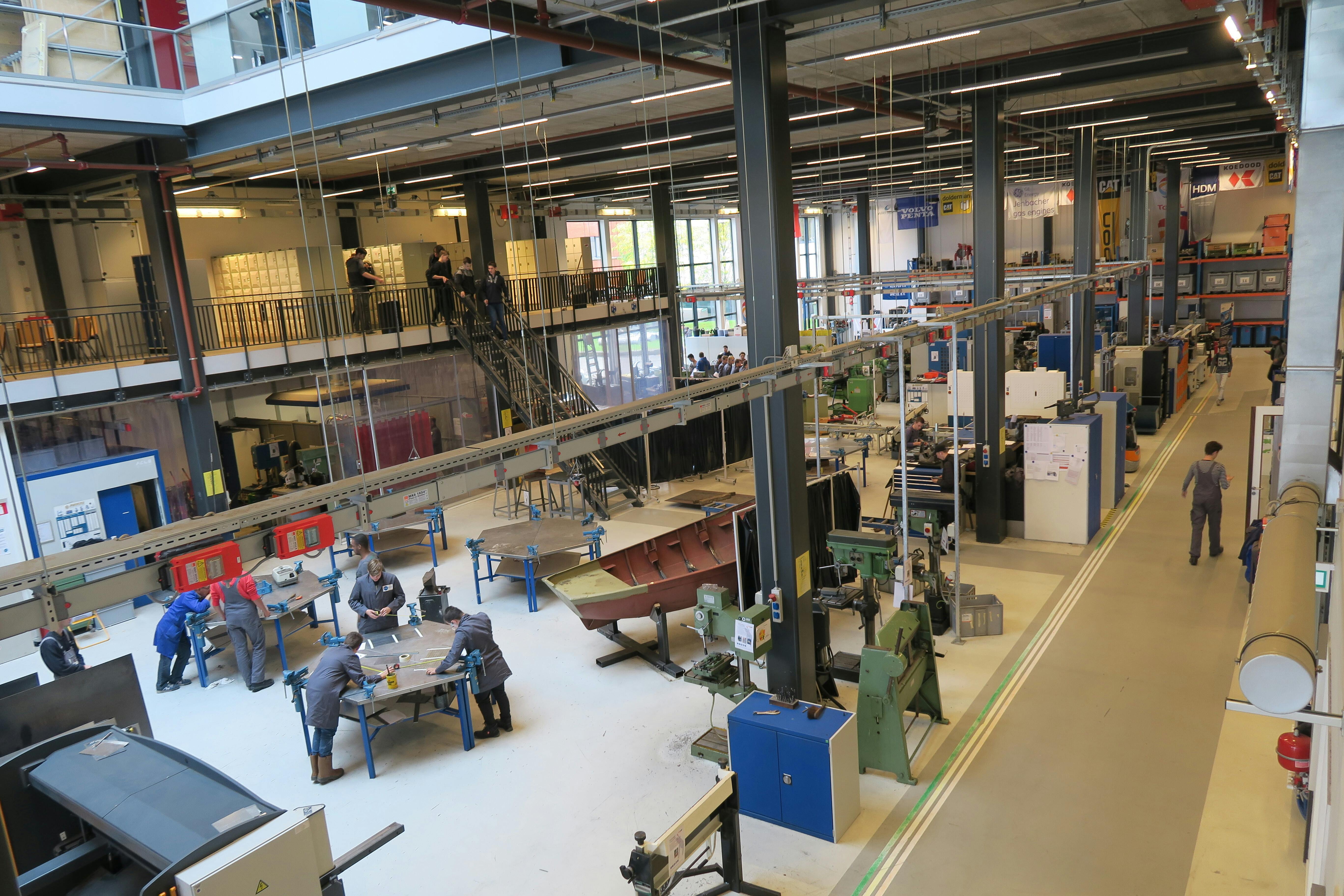 Het interieur van de Duurzaamheidsfabriek in Dordrecht. Dit is een onderwijsgebouw voor praktijklessen over duurzame (maritieme) technologie, energietransitie en energie-efficiency