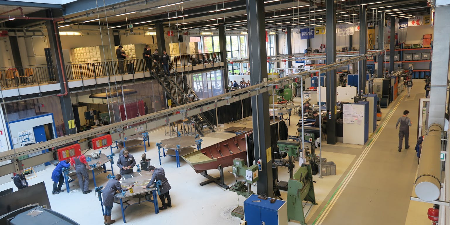 Het interieur van de Duurzaamheidsfabriek in Dordrecht. Dit is een onderwijsgebouw voor praktijklessen over duurzame (maritieme) technologie, energietransitie en energie-efficiency