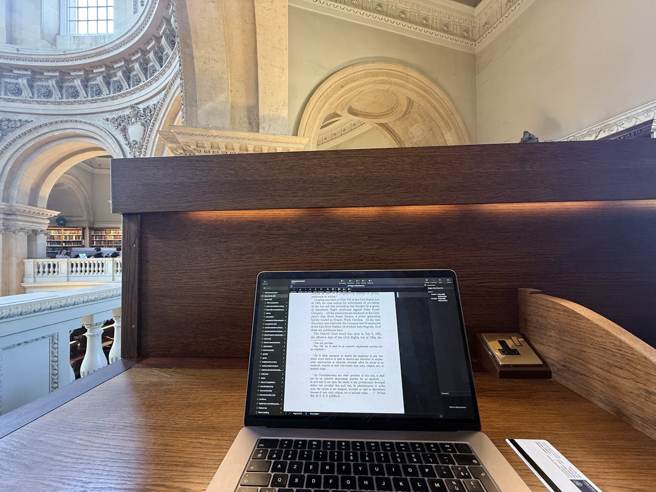 interieur met laptop van Radcliffe Camera bibliotheek in Oxford