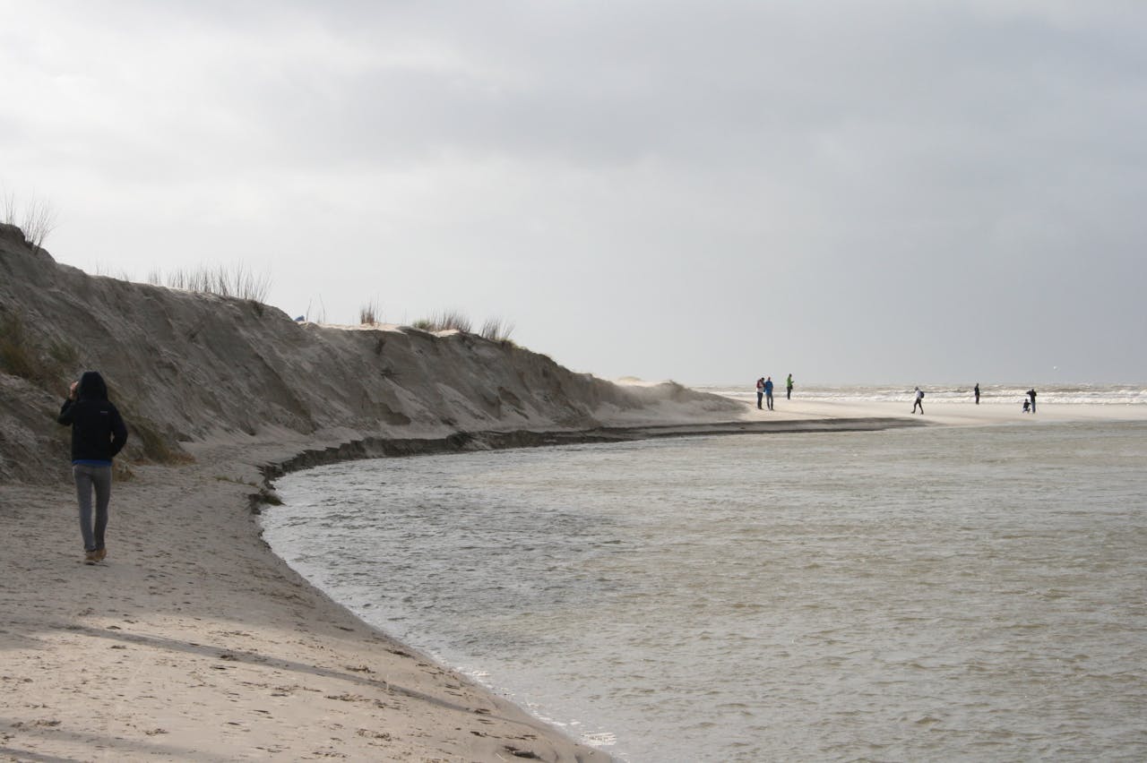 De huidige ligging van de kreek leidt tot het afkalven van het zuidelijke deel van de Lange Dam. Als dit zo doorgaat zal Rijkswaterstaat samen met het waterschap de kreek weer moeten rechttrekken, omdat De Slufter volgens de laatste berekeningen niet breder mag worden dan 400 meter. Eens in de vijf à zes jaar wordt de loop van de kreek kunstmatig rechtgetrokken.
