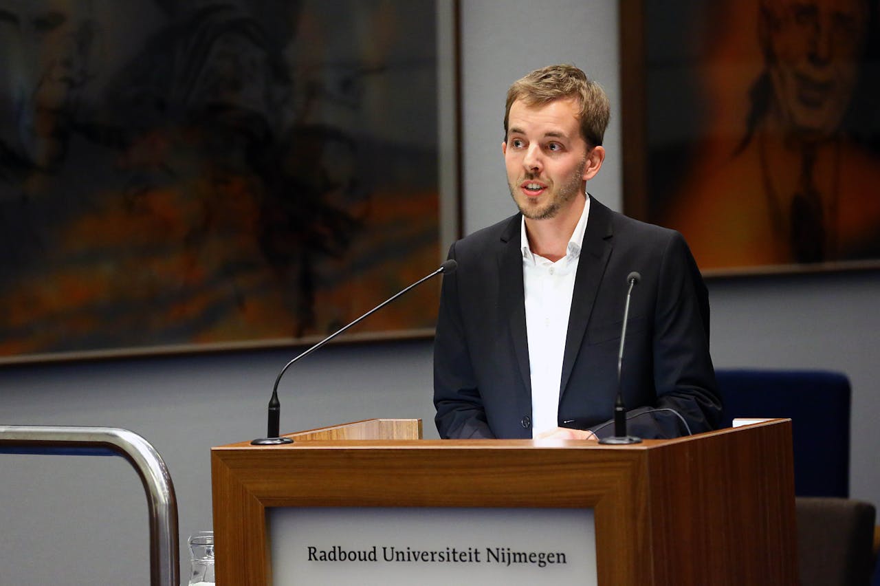 David Peeters onderzocht in zijn promotie-onderzoek de egocentrische theorie van wijzen. Volgens deze theorie verwijst een spreker met woorden als ‘dit’ of ‘dat’ naar objecten die fysiek dichtbij of verder weg van hem zijn. Peeters: “Dat bleek niet te kloppen, het ging eerder om mentale afstand tot de sprekers. Zo kun je prima met ‘dit’ verwijzen naar een huisje in de Algarve. Het is een veel socialer fenomeen.”