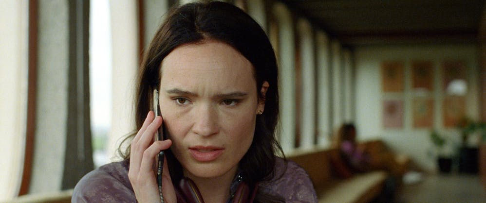 De hoofdpersoon Lara uit de film Ik ben geen robot, is aan het bellen.