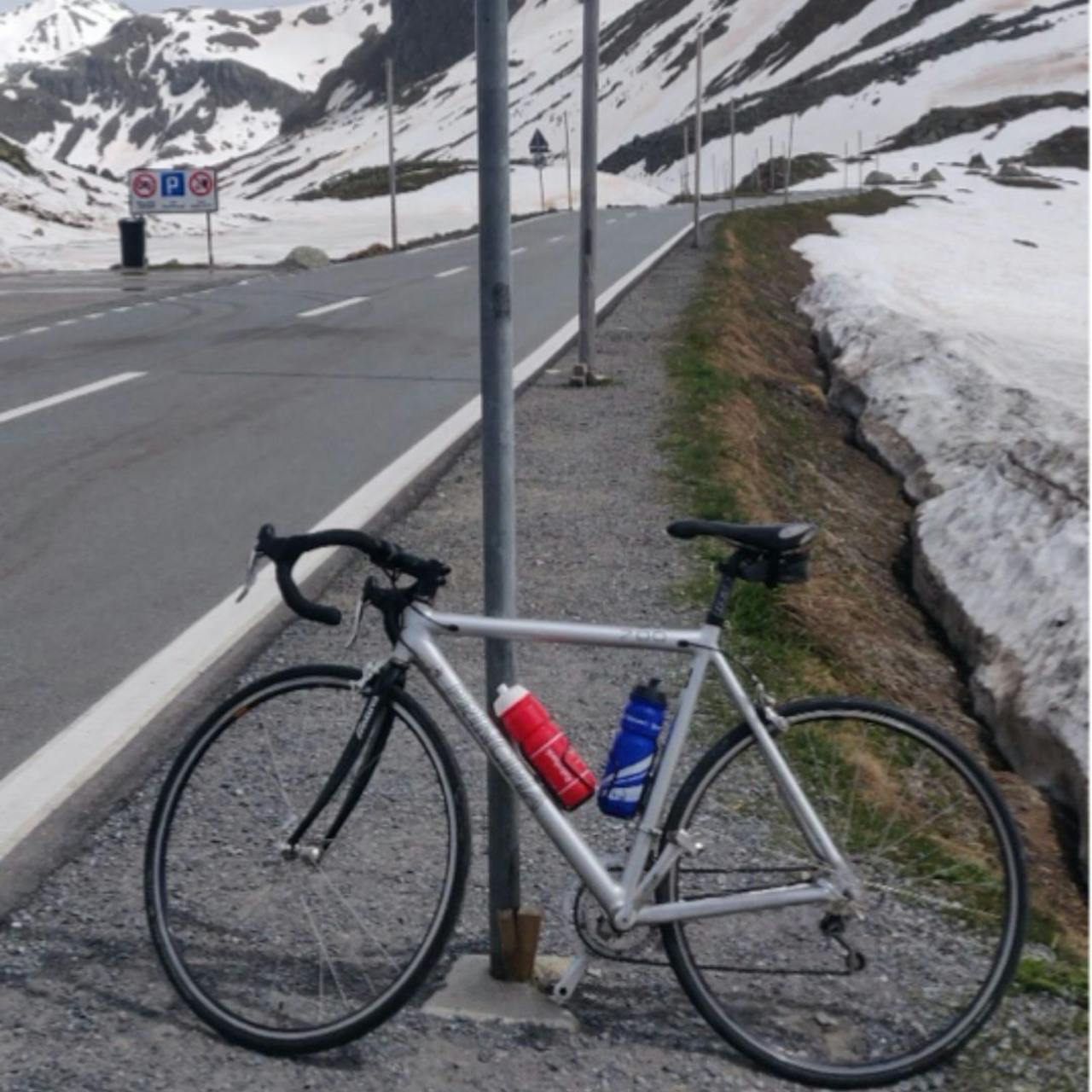 Wielrenfiets geparkeerd tegen het bordje van de Fluelapass in zwitserland