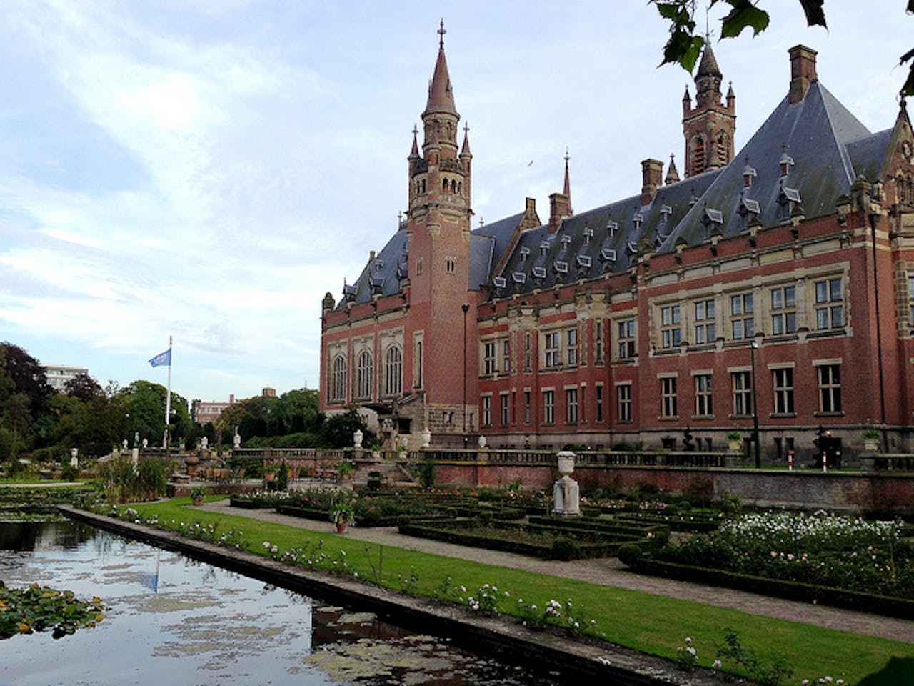 We merken er misschien niet zo veel van, maar in ons land worden regelmatig internationale grensconflicten beslecht. Als het rechtsprekende orgaan van de Verenigde Naties heeft het Internationale Gerechtshof daartoe de bevoegdheid. Tegelijkertijd grijpen de Verenigde Naties niet per se in als een staat een bepaalde uitspraak naast zich neerlegt.