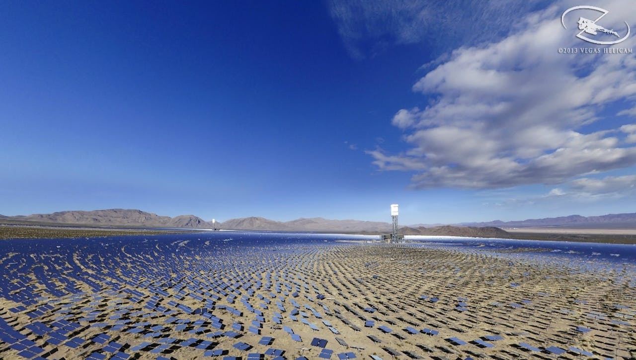 Ee foto van Ivanpah Solar Power Facility, ten zuiden van Las Vegas.