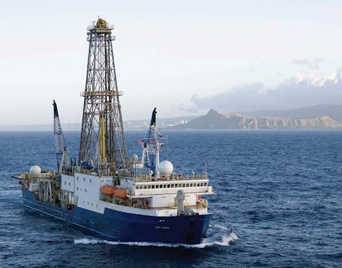 Het wetenschappelijke boorschip JOIDES Resolution (boortoren bovenop), waarop ik deze zomer 2 maanden zal verblijven om zeebodemlaagjes uit de Tasmanzee te analyseren.