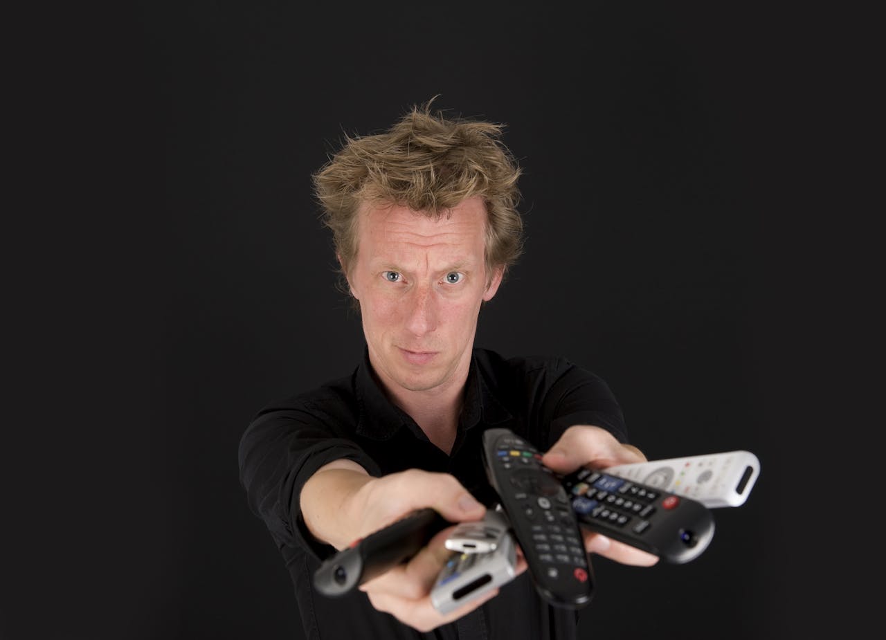 Waarom hebben we vijf afstandsbediening nodig voor de televisie, vraagt Jasper van Kuijk zich af.