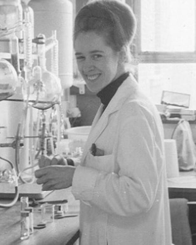 Jean Purdy (1945 - 1985). Brits wetenschapper Jean Purdy staat in het lab met een witte labjas aan.