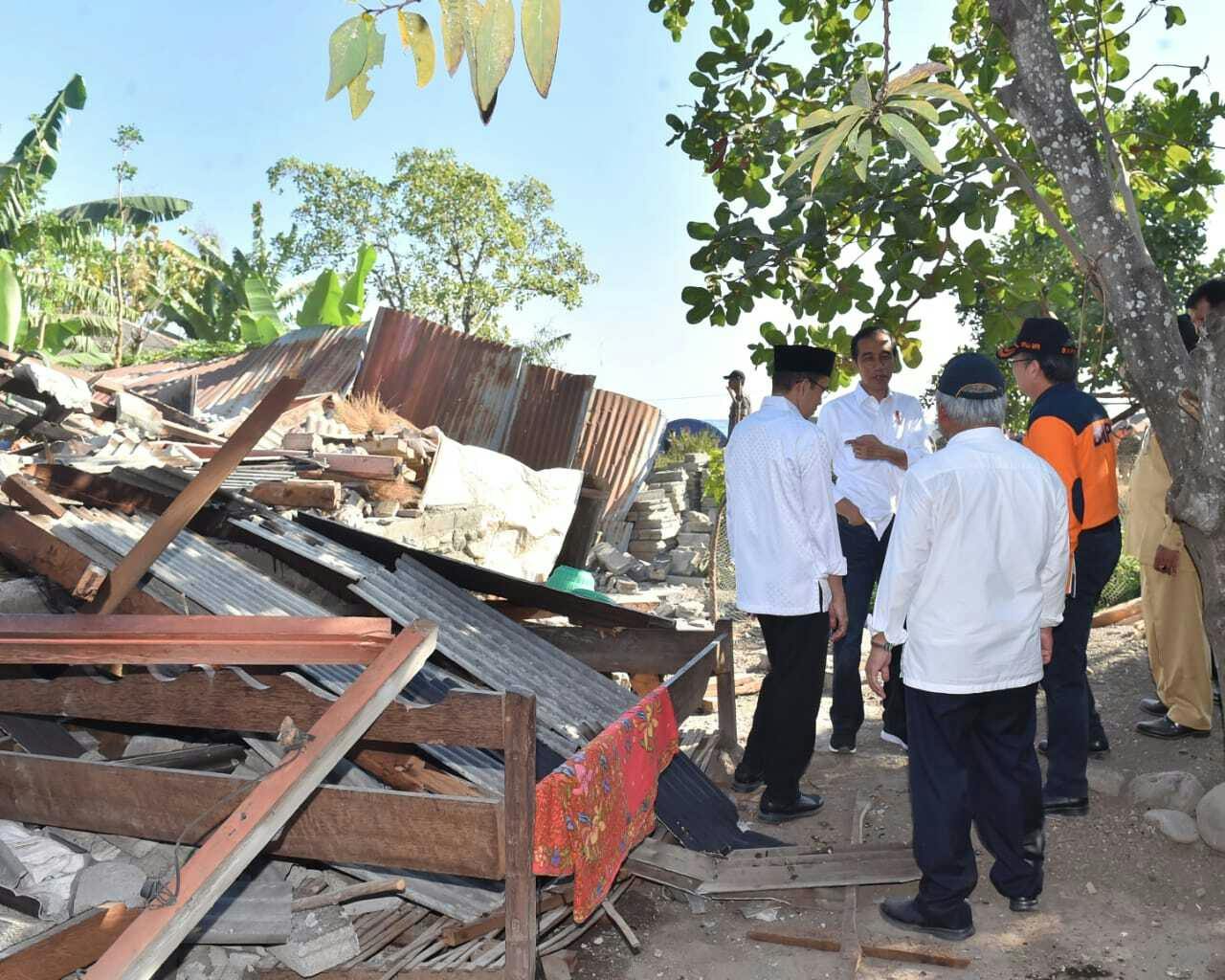 President Joko Widodo en de minister van publieke werken Basuki Hadimuljono bekijken de schade veroorzaakt door de aardbeving van 29 juli.
