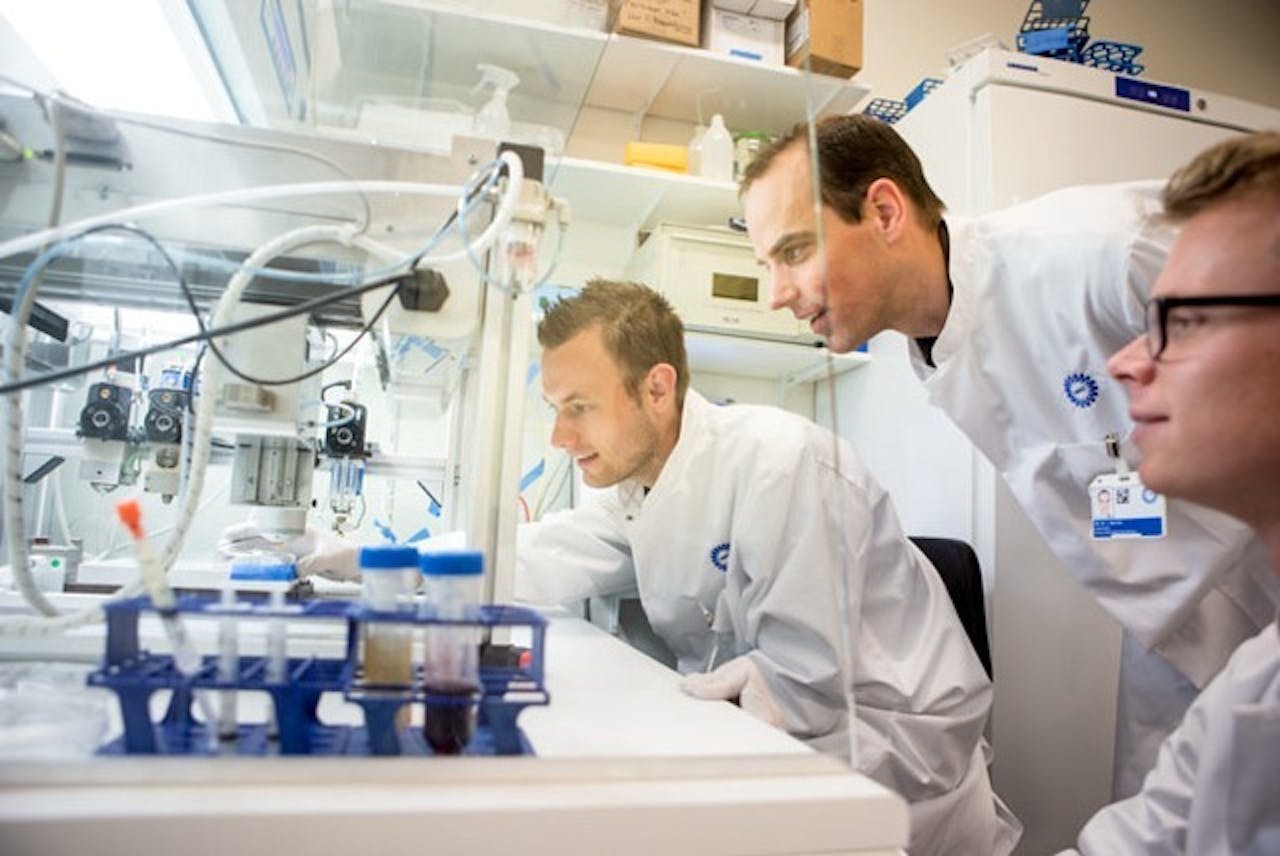 Onderzoekers van het UMC Utrecht bij de bioprinter (Wouter Dhert staat niet op de foto).